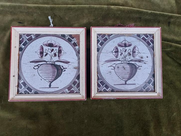 2 Antieke tulpen tegels in witte lijst, mangaan bloempot., Antiek en Kunst, Antiek | Wandborden en Tegels, Verzenden