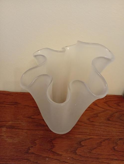 Matte zakdoekvaas, Huis en Inrichting, Woonaccessoires | Vazen, Zo goed als nieuw, Wit, Minder dan 50 cm, Glas, Ophalen of Verzenden