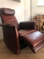 Bordeauxrode lederen sta-op fauteuil. Sta op stoel, Huis en Inrichting, Fauteuils, Ophalen, Gebruikt, Minder dan 75 cm, Leer