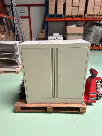 Metalen kast,  100cm hoog,  95cm breed en 41cm diep beschikbaar voor biedingen