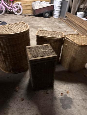 Vintage rieten manden set beschikbaar voor biedingen