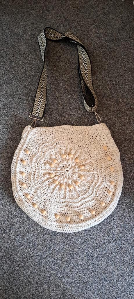 Gehaakte Handtas met Houten Details, Sieraden, Tassen en Uiterlijk, Tassen | Damestassen, Nieuw, Schoudertasje, Beige, Ophalen of Verzenden