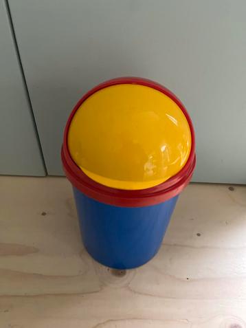 Memphis styl prullenbak klein tafelmodel beschikbaar voor biedingen