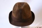 Vintage Suede herenhoed bruin 58 incl gratis verzenden in NL, Kleding | Heren, Hoeden en Petten, Ophalen of Verzenden, Gedragen