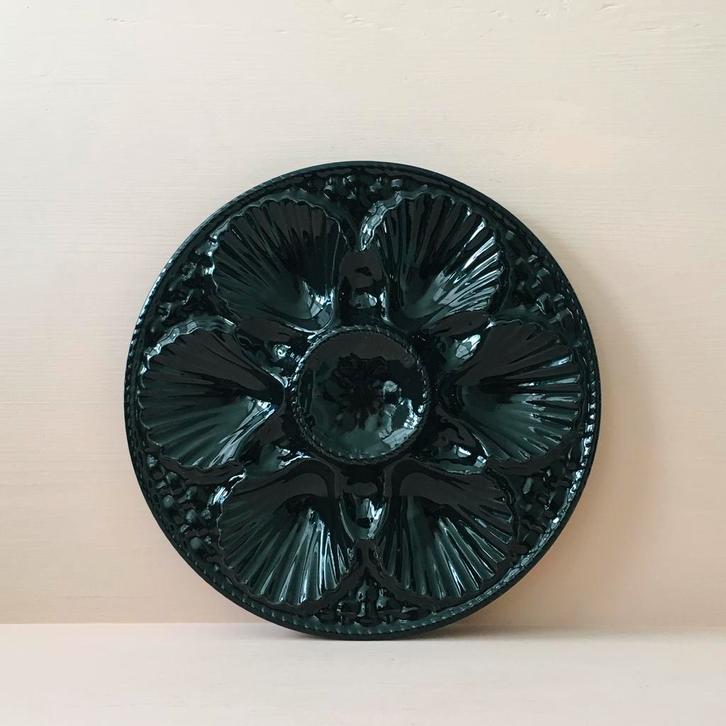 Frans oesterbord/coquillebord van zwart barbotine porselein, Huis en Inrichting, Keuken | Servies, Zo goed als nieuw, Overige stijlen