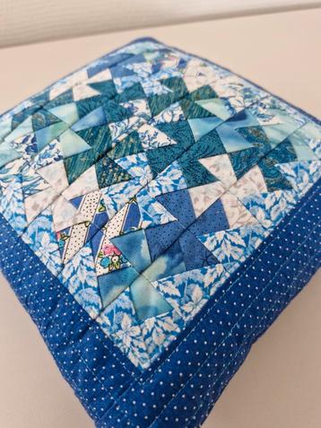 Lekker groot patchwork spelden kussen  beschikbaar voor biedingen