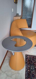 Leolux Gisa Draaifauteuil en bijzettafel - Okergeel, Huis en Inrichting, Fauteuils, Ophalen, Zo goed als nieuw, 50 tot 75 cm, Leer