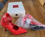 Ongedragen: rode (fetish) pumps met enkelband. Naaldhakken, Kleding | Dames, Schoenen, Nieuw, Heels from Holland, Ophalen of Verzenden
