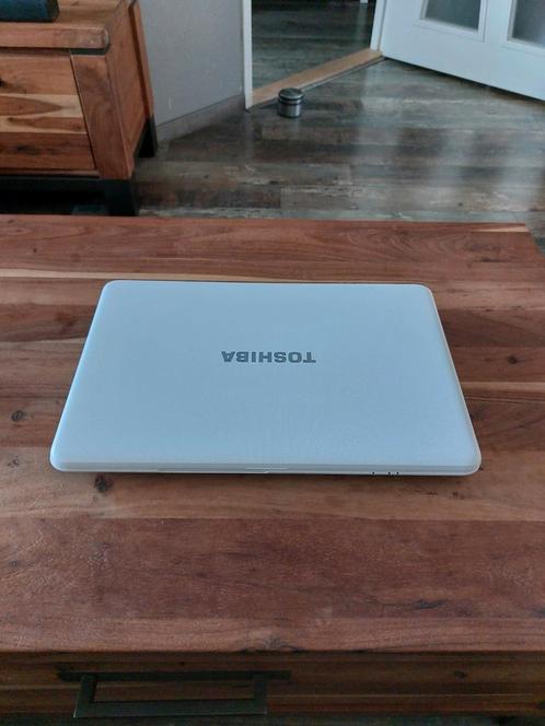 Toshiba Satellite C870 laptop wit met Windows 11, Computers en Software, Windows Laptops, Zo goed als nieuw, 17 inch of meer, SSD