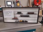 HO-PL-304: wandvitrine, vitrine, stofvrij, vlakke achterkant, Hobby en Vrije tijd, Modeltreinen | H0, Overige merken, Locomotief