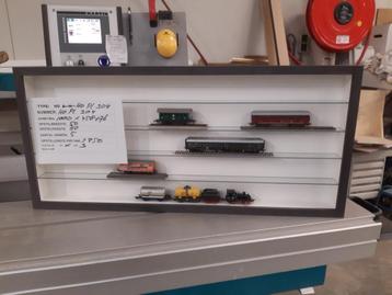 HO-PL-304: wandvitrine, vitrine, stofvrij, vlakke achterkant beschikbaar voor biedingen
