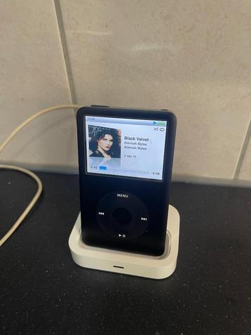 Apple Universal Dock 30 Pins voor iPhone en iPod beschikbaar voor biedingen