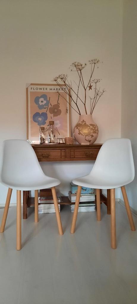 Twee eetkamerstoelen - Wit kunststof, Huis en Inrichting, Stoelen, Zo goed als nieuw, Twee, Kunststof, Wit, Ophalen