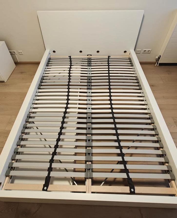 MALM bedframe 140 x 200 wit, lönset lattenbodem + 2 lades, Huis en Inrichting, Slaapkamer | Bedden, Zo goed als nieuw, Twijfelaar