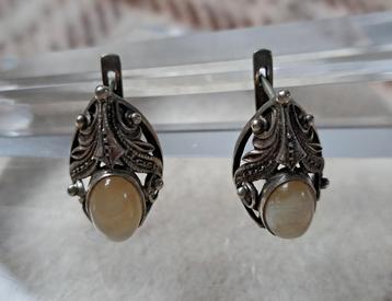 Vintage Oorbellen met Cabochonsteen beschikbaar voor biedingen