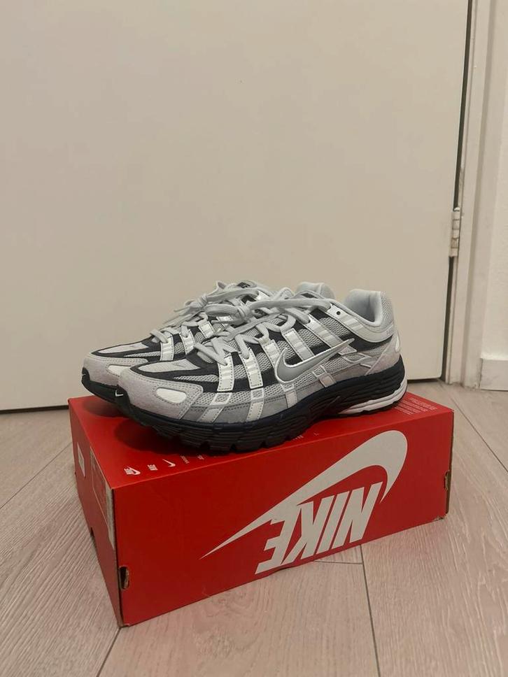 Nike P-6000 – Photon Dust – Heren – Maat 44,5 (Nieuw), Kleding | Heren, Schoenen, Zo goed als nieuw, Sneakers of Gympen, Overige kleuren