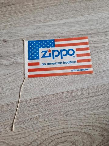 Oud zippo vlaggetje  beschikbaar voor biedingen