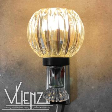 Vintage, midcentury wandlampje metaal en glas beschikbaar voor biedingen