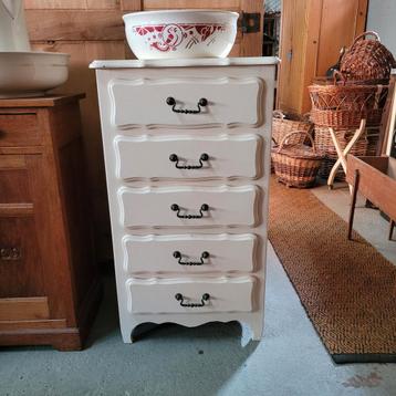 Brocante oude cremekleurige smalle ladekast beschikbaar voor biedingen