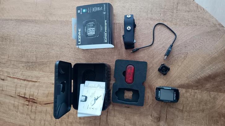 Goede, instapbaar fietscomputer Lezyne Super Pro GPS, Fietsen en Brommers, Fietsaccessoires | Fietscomputers, Gebruikt, Cadanssensor