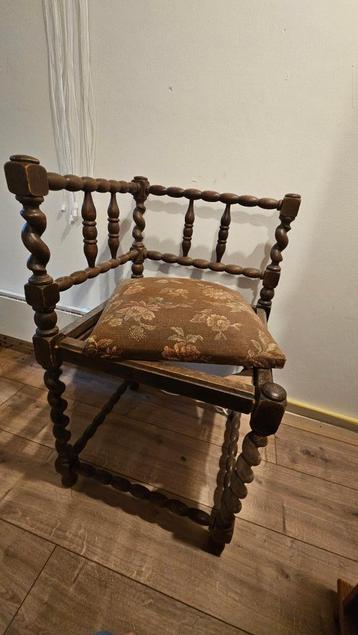 Vintage stoel beschikbaar voor biedingen