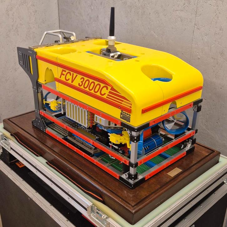 Fugro FCV 3000C schaalmodel met vitrine & transportkist, Hobby en Vrije tijd, Modelbouw | Boten en Schepen, Zo goed als nieuw