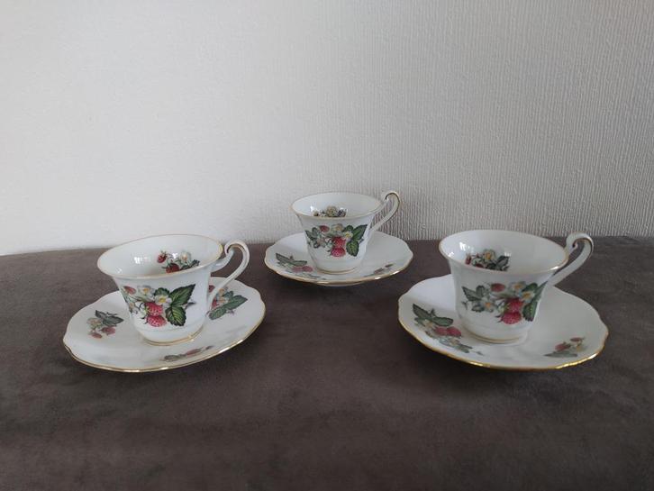 Drie vintage kop en schotels Hartporzellan, Antiek en Kunst, Antiek | Servies los, Ophalen of Verzenden