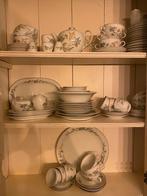 Compleet Servies met Bloemenmotief, Ophalen, Gebruikt