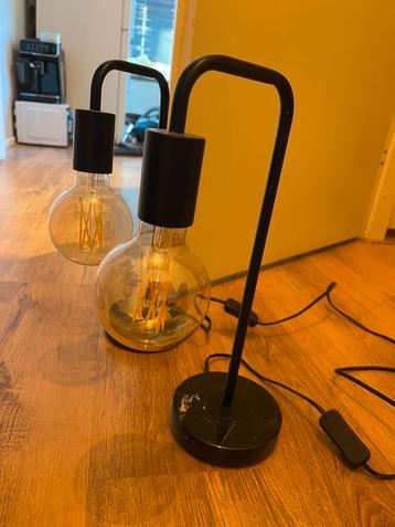 Tafel lamp met marmer accent beschikbaar voor biedingen