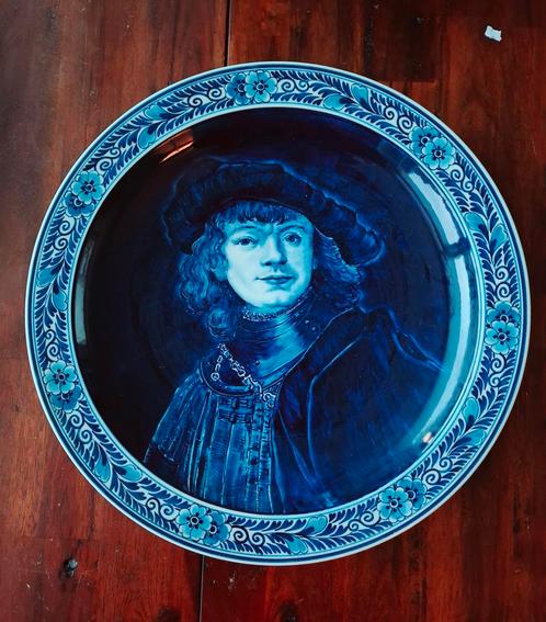 Schitterend groot wandbord Delfts Blauw 'jong Rembrandt', Antiek en Kunst, Antiek | Wandborden en Tegels, Ophalen of Verzenden