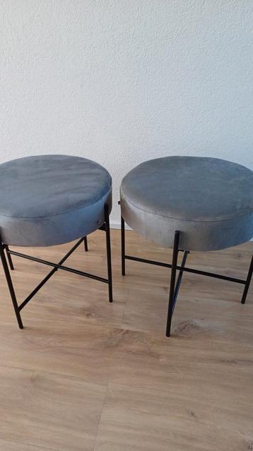 Moderne velvet krukjes.