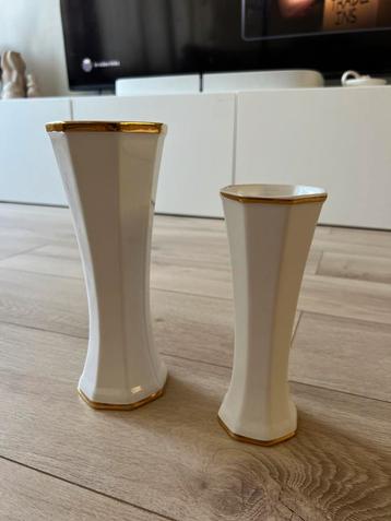 Set van twee vintage porseleinen vaasjes beschikbaar voor biedingen