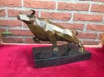 krachtig beeld van een gestileerde stier, brons en marmer, Antiek en Kunst, Antiek | Koper en Brons, Ophalen of Verzenden, Brons