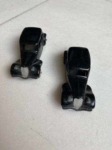 2 Oude Dinky Toys Auto's beschikbaar voor biedingen