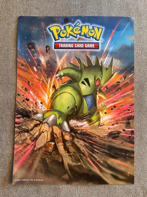 Pokémon poster 2021 Tyranitar / Espeon & Umbreon, Hobby en Vrije tijd, Verzamelkaartspellen | Pokémon, Zo goed als nieuw, Overige typen