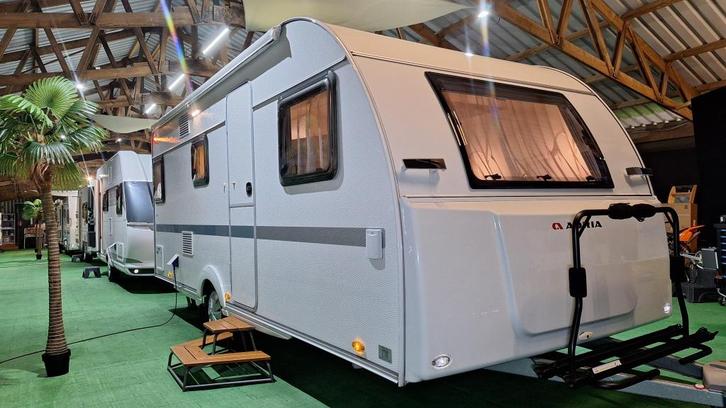 Adria Aviva 522 PK Voortent/Luifel/3 stapelbed, Caravans en Kamperen, Caravans, Bedrijf, meer dan 6, 1000 - 1250 kg, Treinzit