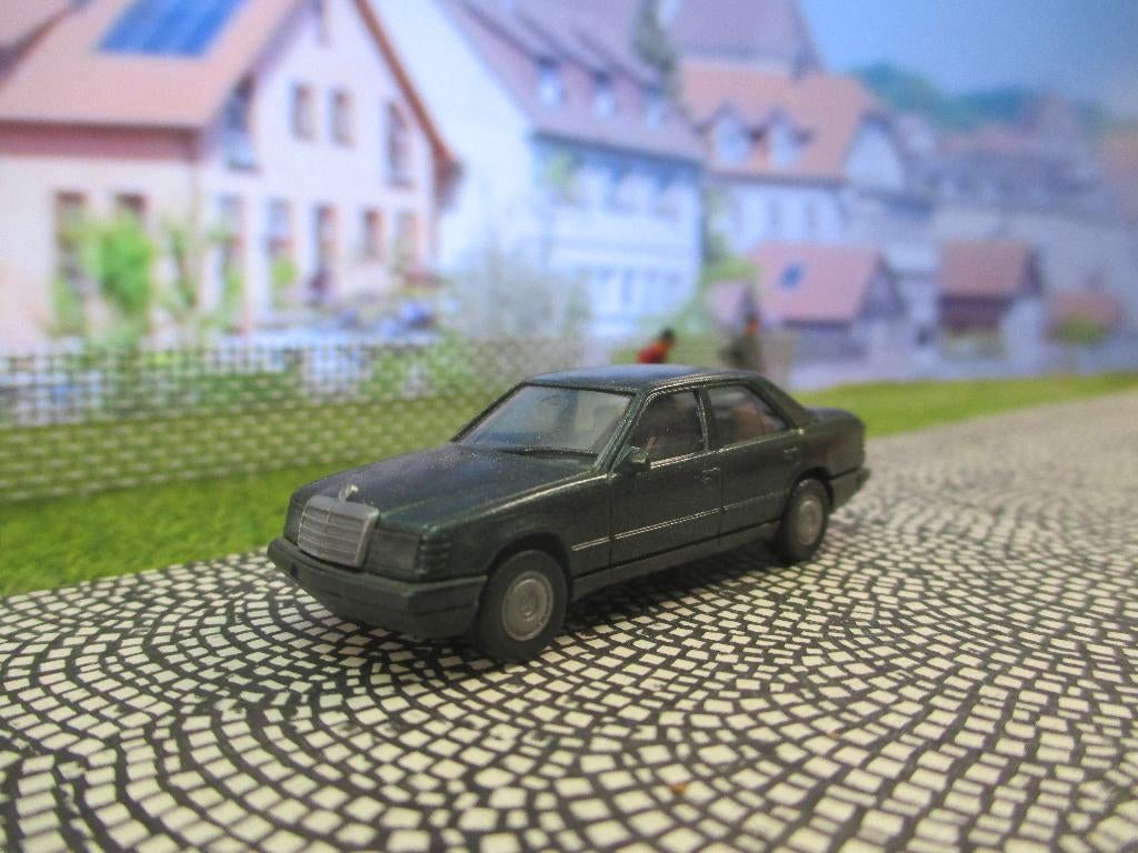 Mercedes Benz W124 Limousine- Herpa donkergroen-metallic, Hobby en Vrije tijd, Modelauto's | 1:87, Ophalen of Verzenden, Zo goed als nieuw