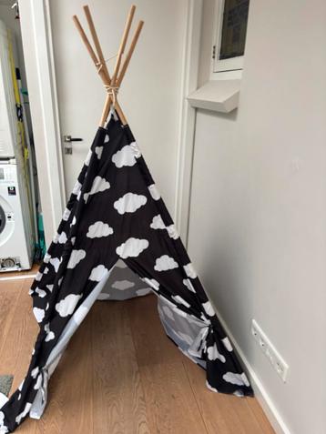 Tipi tent met raam en deurtjes beschikbaar voor biedingen