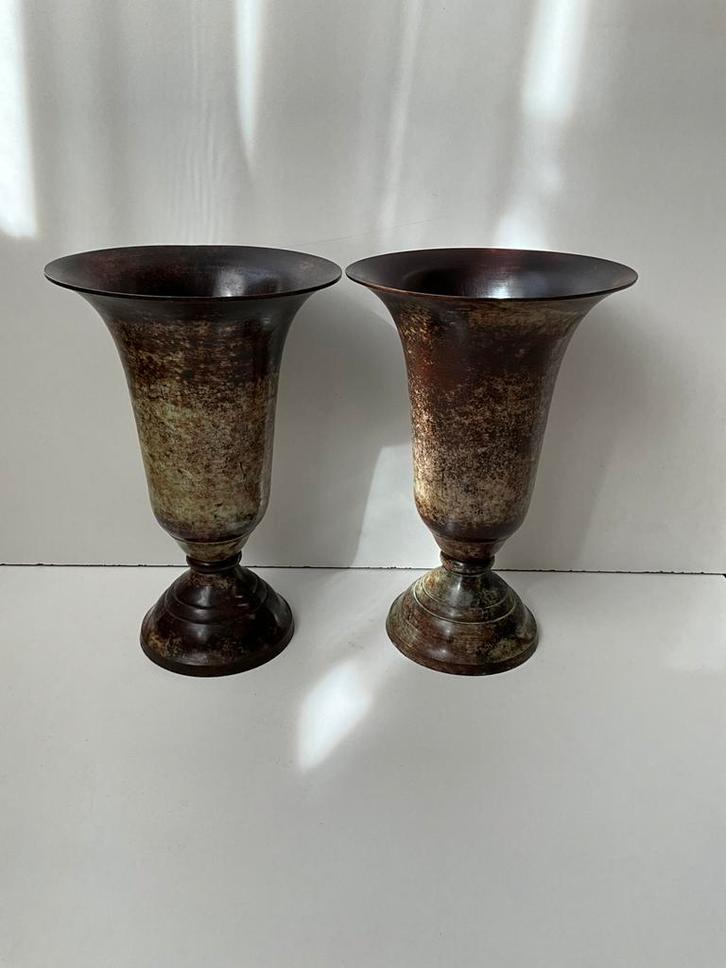 Twee mooie bruine trompetvazen van metaal, Huis en Inrichting, Woonaccessoires | Vazen, Zo goed als nieuw, Overige kleuren, Minder dan 50 cm