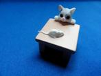 Poes kikt naar muisje op tafeltje miniatuur poppenhuis 1:12, Verzamelen, Nieuw, Poppenhuis, Verzenden