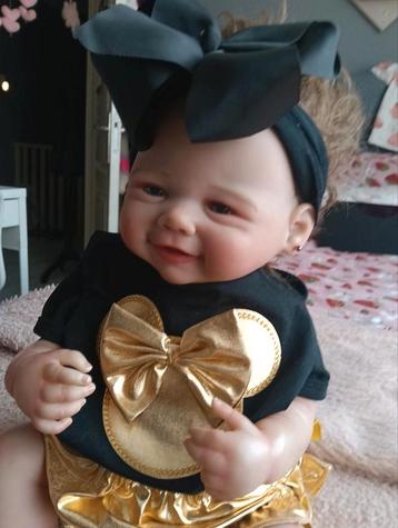 Schattige REAL/ REBORN Baby met Gouden Outfit beschikbaar voor biedingen