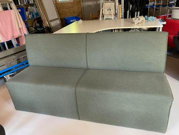 Moderne , mosgroene eetkamer bank beschikbaar voor biedingen