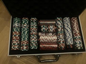 Pokerkoffer met 400 fiches beschikbaar voor biedingen
