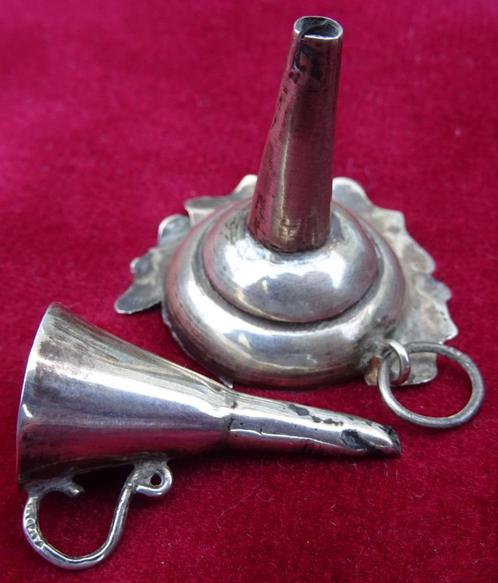 Twee antieke zilveren miniatuurtrechters 19 eeuw, Antiek en Kunst, Antiek | Goud en Zilver, Zilver, Verzenden