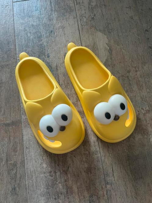 Grappige kunststof slippers, Kleding | Dames, Schoenen, Zo goed als nieuw, Ophalen of Verzenden