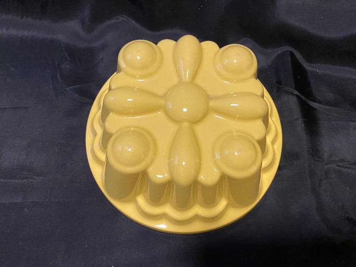 Retro/Brokante Leuk geel rond puddingvorm., Huis en Inrichting, Keuken | Servies, Gebruikt, Schaal of Schalen, Overige stijlen
