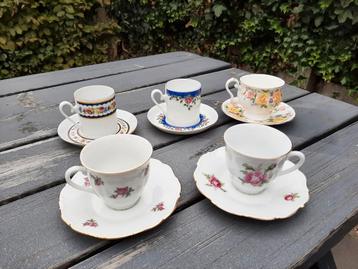 Vijf mooie vintage kop en schotels beschikbaar voor biedingen