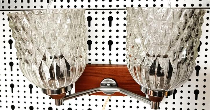 vintage wandlamp /teak/chroom - dubbele kelken (kristalglas), Huis en Inrichting, Lampen | Wandlampen, Gebruikt, Glas, Hout, Metaal
