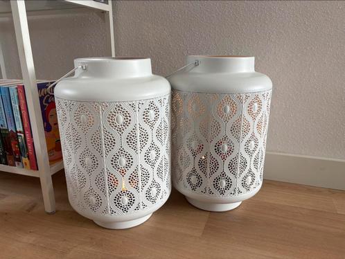 Twee metalen windlichten – stijlvol en sfeervol | 39 cm hoog, Huis en Inrichting, Woonaccessoires | Kandelaars en Kaarsen, Zo goed als nieuw