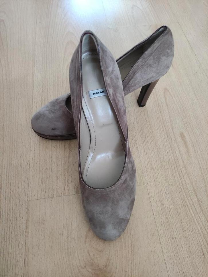 Natan Suede Hakken Maat 40 - Taupe/Bruin, Kleding | Dames, Schoenen, Zo goed als nieuw, Bruin, Ophalen of Verzenden